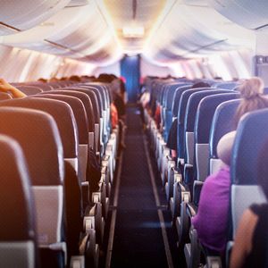 شركة طيران تمنح النساء خيار عدم الجلوس إلى جانب الرجال
