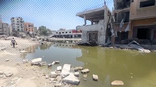 معاناة خان يونس بسبب تدمير شبكات الصرف الصحي