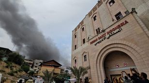 إسرائيل تقصف وتحاصر مستشفيات شمال غزة وجنوبها