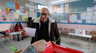 هل تحجّم الشروط الإضافية في دستور 2022 الممارسة الديمقراطية في تونس؟