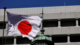 استطلاع لـ"بلومبرغ": لن تباع استثمارات يابانية قيمتها 4 تريليونات $ عالمياً