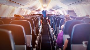 شركة طيران تمنح النساء خيار عدم الجلوس إلى جانب الرجال
