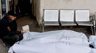 مراسل "الشرق": الجيش الإسرائيلي يأخذ جثثا من قبور جماعية في ساحة مستشفى ناصر 