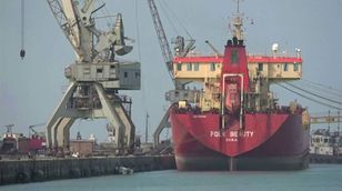 ما التداعيات الاقتصادية لتزايد استهداف السفن البحرية خاصة في خليج عدن؟