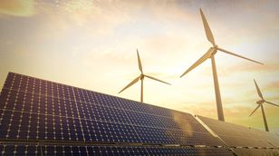 "أكوا باور" توقع اتفاقيات شراء طاقة.. و"المطاحن الأولى" توقع عقد تمويل مع "التنمية الصناعية"