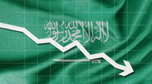 الأسهم السعودية تتراجع بضغط من النفط.. و"برنت" عند أدنى مستوى