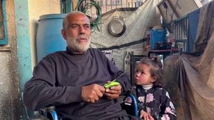 عائلة بشمال قطاع غزة تأكل "الصبّار" كوجبة رئيسية بسبب الجوع