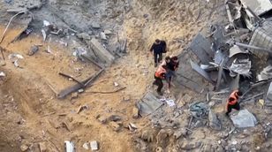 غارات إسرائيلية مكثفة على عدة مناطق في خان يونس يسفر عن سقوط ضحايا ومصابين