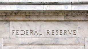 رئيس الفيدرالي يؤكد أن البنك يركز على "اقتصاد متعافٍ"