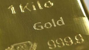 مقاومة عنيدة.. الذهب يرتد للمرة الرابعة من مستوى 2050 دولارا