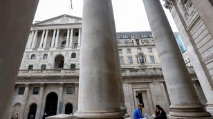 مراسل الشرق: بنك إنجلترا يخالف التوقعات ويثبت الفائدة عند 5.25%