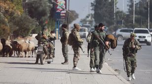 احتدام المعارك في حماة وحلب.. واتفاق وقف النار في لبنان "تحت التهديد" 