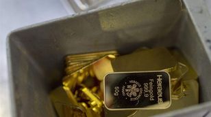 أسعار الذهب تتراجع.. وخام "برنت" فوق مستويات 92 دولاراً