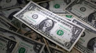 بيسول: الدولار بدأ العام الجديد بأكبر قفزة يومية منذ مارس الماضي 