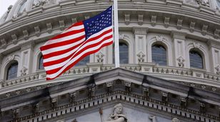 الكونغرس يجنب الولايات المتحدة إغلاقًا حكوميًا في اللحظات الأخيرة