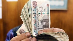 بسبب تزايد الطلب.. الجنيه المصري يتراجع 1.5% مقابل الدولار