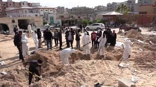 مقبرة جماعية في خان يونس.. جثث بلا رؤوس وأجساد بلا جلود