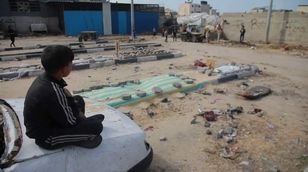 سكان غزة يضطرون لدفن ضحاياهم في الطرقات والساحات