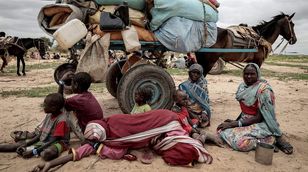 السودان.. روايتان عسكريتان وأزمة إنسانية خانقة