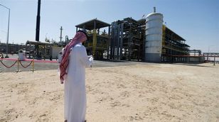 السعودية تخفّض سعر النفط إلى آسيا لأدنى مستوى في 27 شهرا