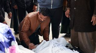 مراسل "الشرق": دفن الضحايا في ساحة الكلية الصناعية التابعة للأونروا بقطاع غزة