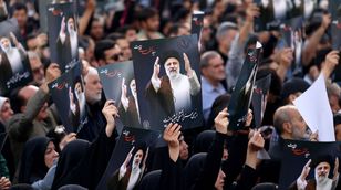 إيران تشيع "رئيسي" ومرافقيه.. وتحدد 28 يونيو موعدا للانتخابات الرئاسية