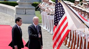 رئيس وزراء اليابان يصل أميركا لبحث شراكة أوثق لمواجهة الصين