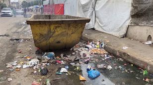 النفايات ومياه الصرف الصحي تهدد حياة النازحين برفح