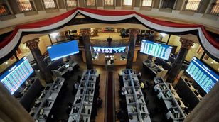 تأثر الأسهم المصرية بتسعير الدولار في السوق الموازية