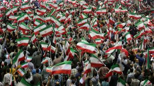 لماذا مدت إيران التصويت في جولة الحسم من الانتخابات الرئاسية؟