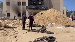 صحفية من رفح: الدفاع المدني يستخرج 310 جثة من المقبرة الجماعية بمجمع ناصر