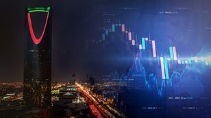 تراجع السوق السعودية وسط خسائر قطاع البنوك وبيع مكثف لبتكوين