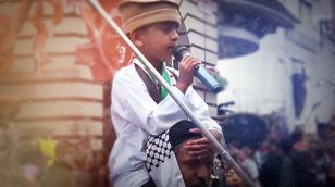 دعما لفلسطين.. ‏طفل يقود متظاهرين على أكتاف والده