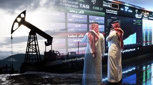 الأسهم السعودية تتراجع بضغط من النفط.. و"برنت" عند أدنى مستوى