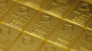 أسعار الذهب تحافظ على مكاسبها بعد ارتفاع 10% في فبراير