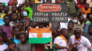 فرنسا تقرر إنهاء وجودها في النيجر والمجلس العسكري في نيامي يرحب